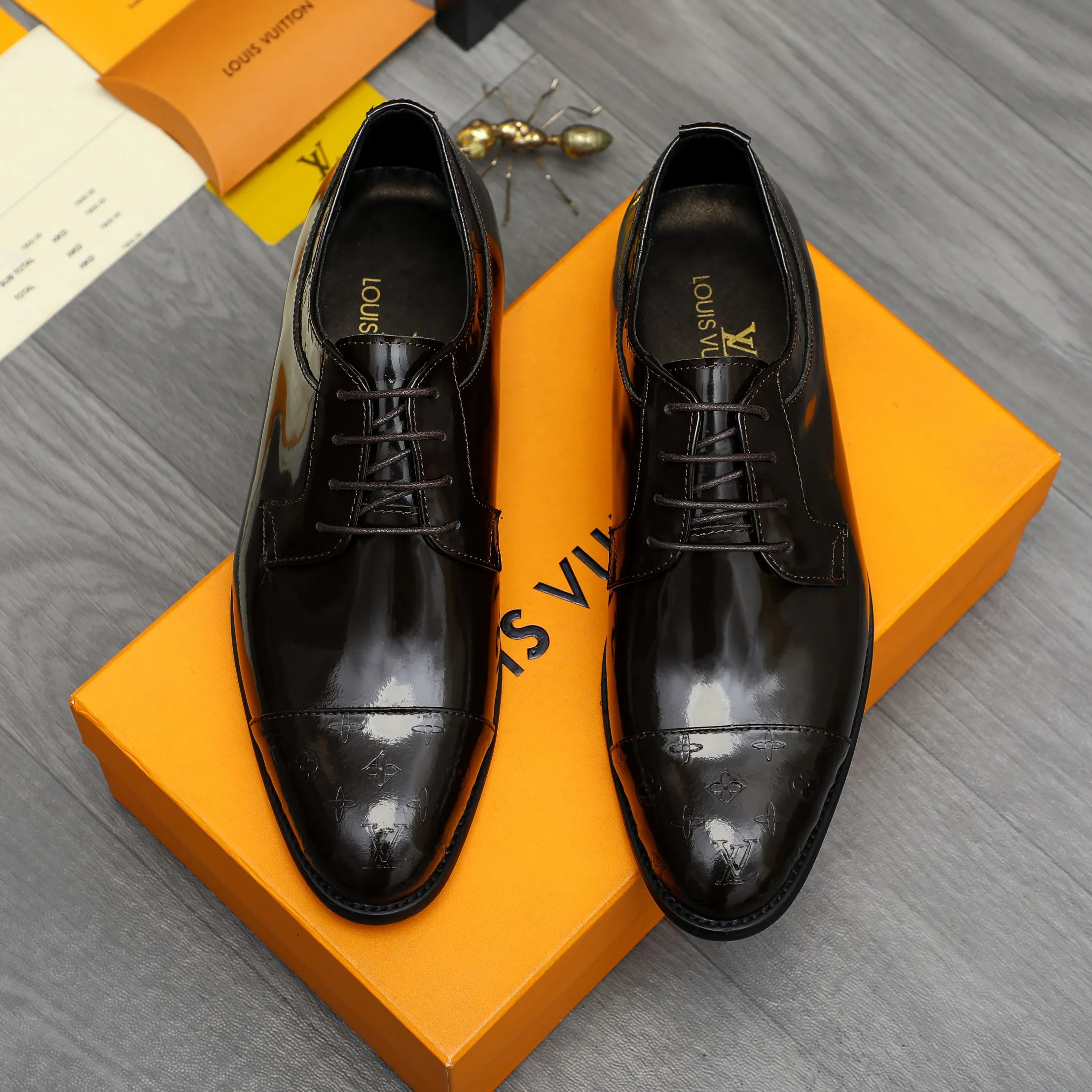 Men's shoes 💰p460 Product trademark: LV (Louis Vuitton) business lace-up leather shoes True size: 39-44 Product material: Selected lacquered cowhide stitching embossed cowhide upper, cowhide lining, original rubber outsole